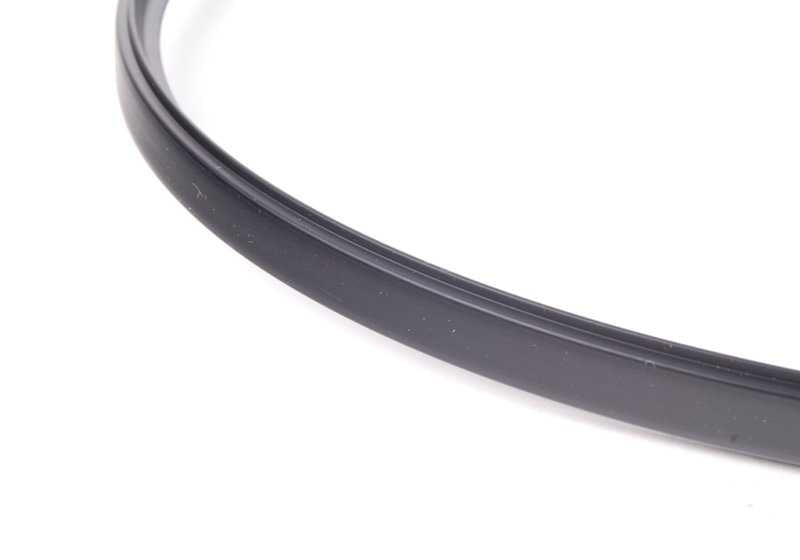 Moldura inferior de ventana OEM 51311968448 para BMW E30. Color negro. Original BMW.
