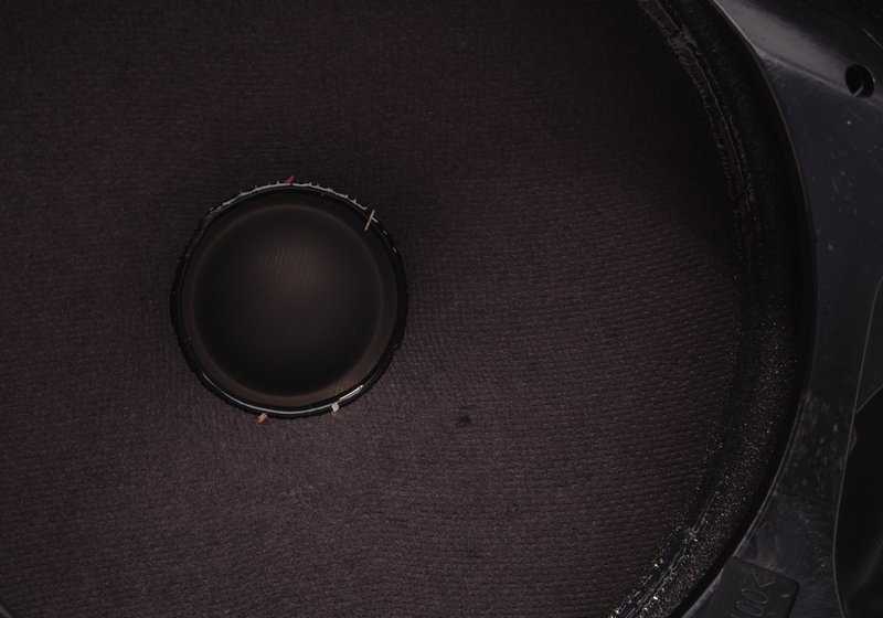 Altavoz trasero derecho OEM 65138370868 para BMW E36. Pieza original BMW. Ideal para sistema estéreo trasero. Repuesto original, perfecta compatibilidad y calidad garantizada.