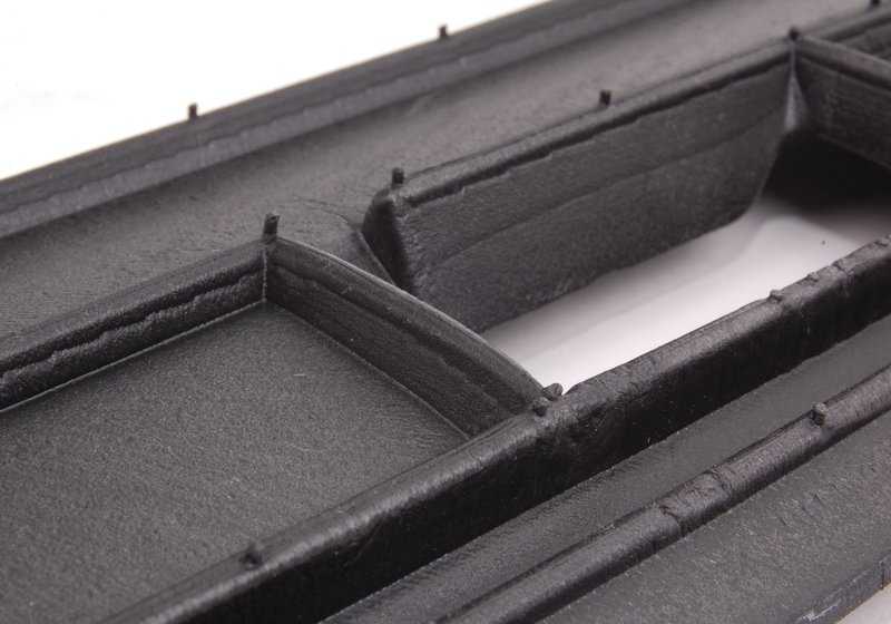 Embellecedor pilar delantero derecho OEM 51337119718 para MINI R50, R53. Pieza original MINI. Ideal para sustituir moldura exterior del pilar A lado acompañante.