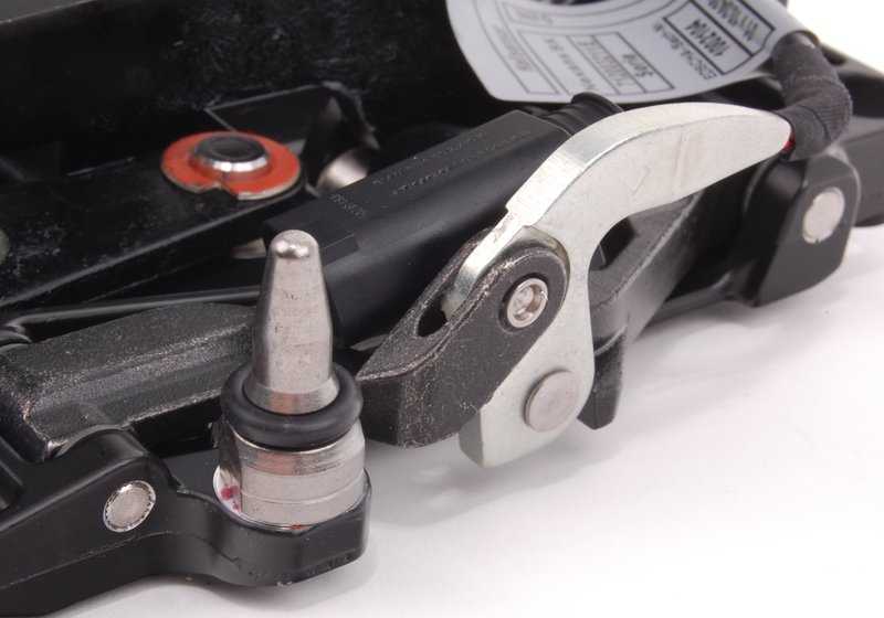 Cierre izquierdo OEM 54347156985 para BMW E64, E64N. Original BMW.