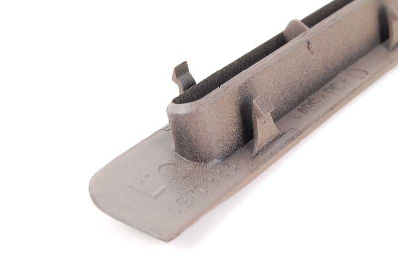 Defensor esquerdo da partida esquerda OEM 64228173069 para o BMW E36. Piça BMW original de cor bege.
