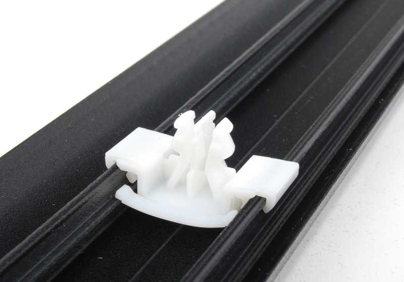 Moldura exterior puerta delantera izquierda OEM 51132266093 para BMW E36. Compatible con modelos Serie 3 E36. Original BMW.