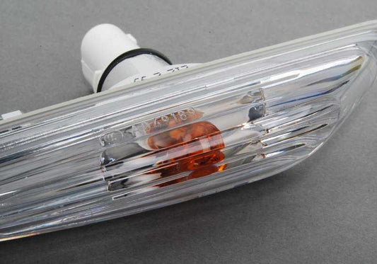 Indicador de dirección adicional izquierdo blanco OEM 63133418447 para BMW X3 E83, X3 E83 LCI. Original BMW.