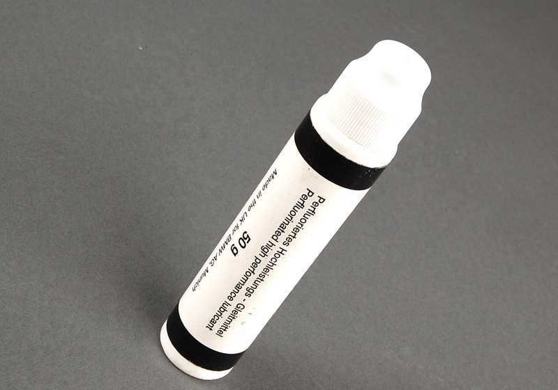 Lubricante antifricción OEM 83230309627 para BMW {E46,E60,E61,E65,E66,E70,E71,E81,E82,E83,E84,E87,E88,E90,E91,E92,E93,F01,F02,F10,F11,F12,F13,F20,F21,F25,F30,F31,F32,F34,F36,G01,G11,G12,G20,G30,X1,X3,X4,X5,X6,Z4}. Original BMW.