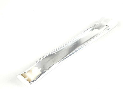 Moldura cromada izquierda OEM 51131932799 para BMW E30 318i, 320i {todos los modelos compatibles indicados}. Original BMW.