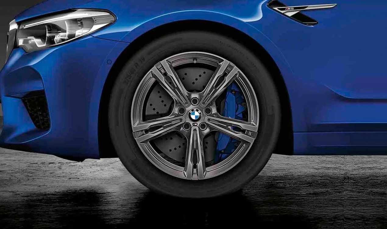 Juego de llantas y neumáticos de invierno M Doble Radio 705 OEM 10026694B para BMW F90, F90N, F91, F92, F93. Llantas de 19" en color ferricgrey con neumáticos MICHELIN Pilot Alpin 5. Original BMW.