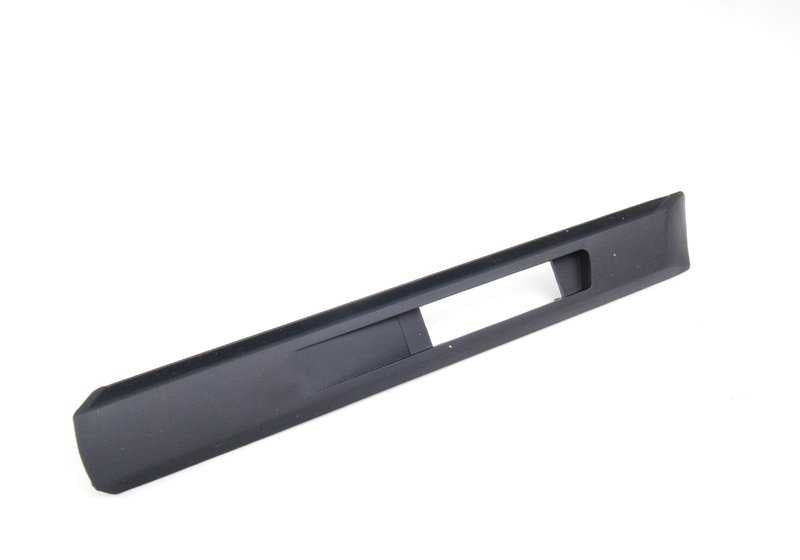 Moldura lateral delantera derecha negra OEM 51138208388 para BMW Serie 7 E38 (725tds, 728i) con cambio manual o automático. Compatible con modelos producidos entre 1995 y 2001. Original BMW.