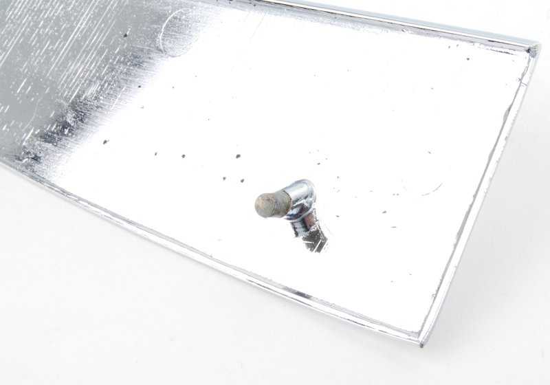 Embellecedor trasero izquierdo OEM 63211355215 para BMW E30. Pieza original BMW.