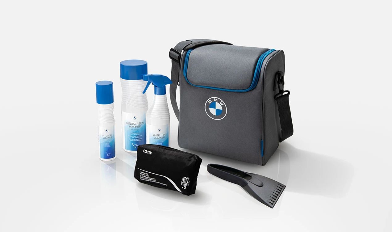 OEM welcome kit 83125B54108 for BMW. Includes windshield wiper with antifreeze (1L), tire cleaner (500ml), internal cleaner (250ml), ice scraper and 2 reflective vests. Ideal for car care. Original BMW.