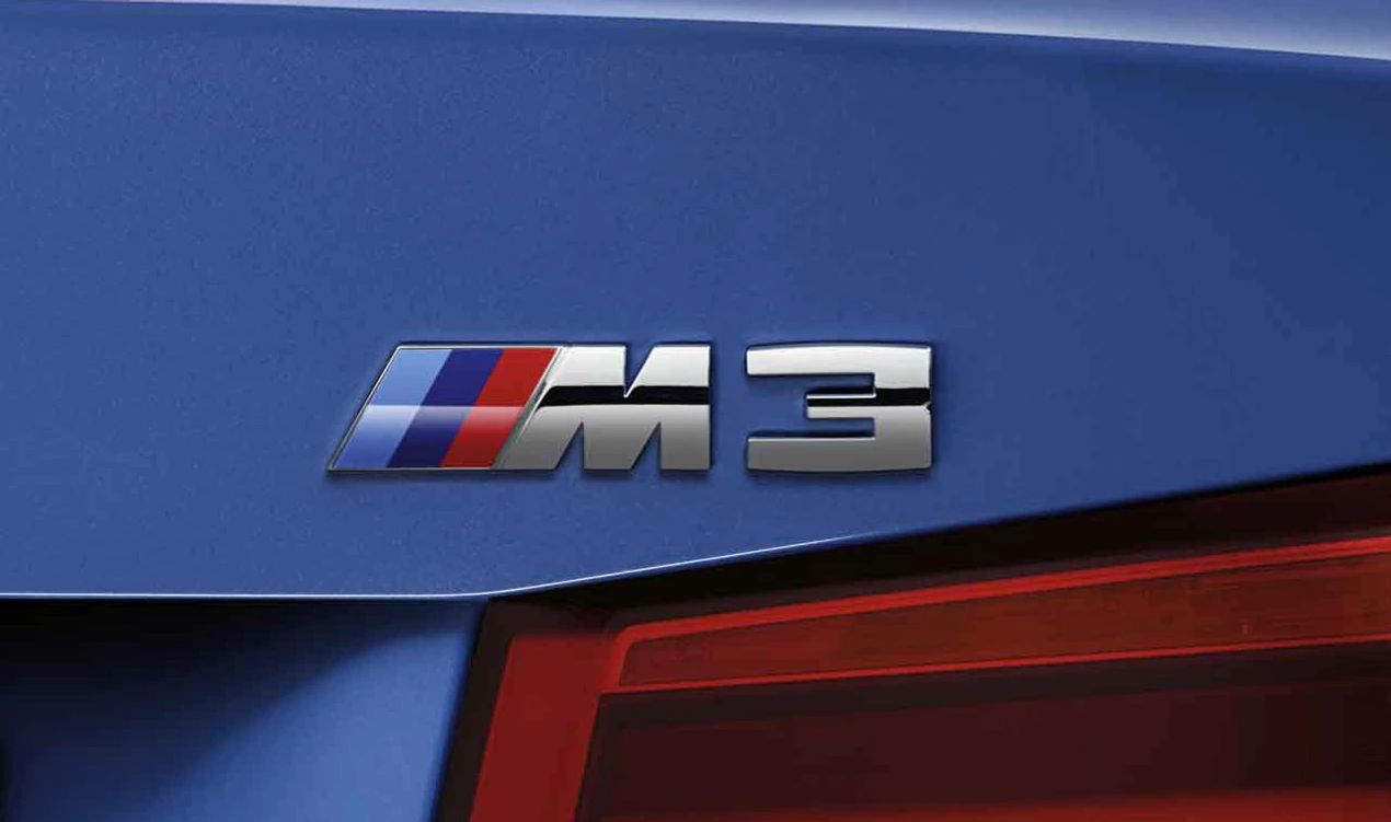 Emblema Omrololor 51148068580 per BMW F80 M3. Compatibile con i modelli: F80 M3 (3C91, 3C92, 8M91, 8M92). Emblema adesivo con strisce colorate M. BMW originale.