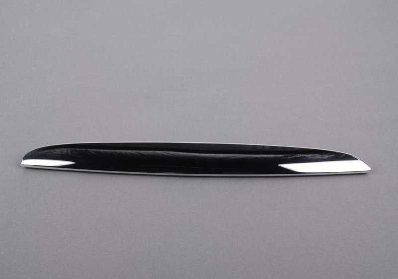 Embellecedor derecho del capó delantero OEM 51137117242 para BMW E90 y E91. Original BMW.