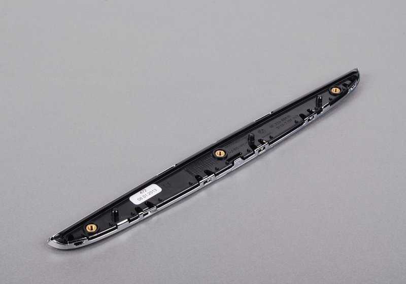 Embellecedor derecho del capó delantero OEM 51137117242 para BMW E90 y E91. Original BMW.