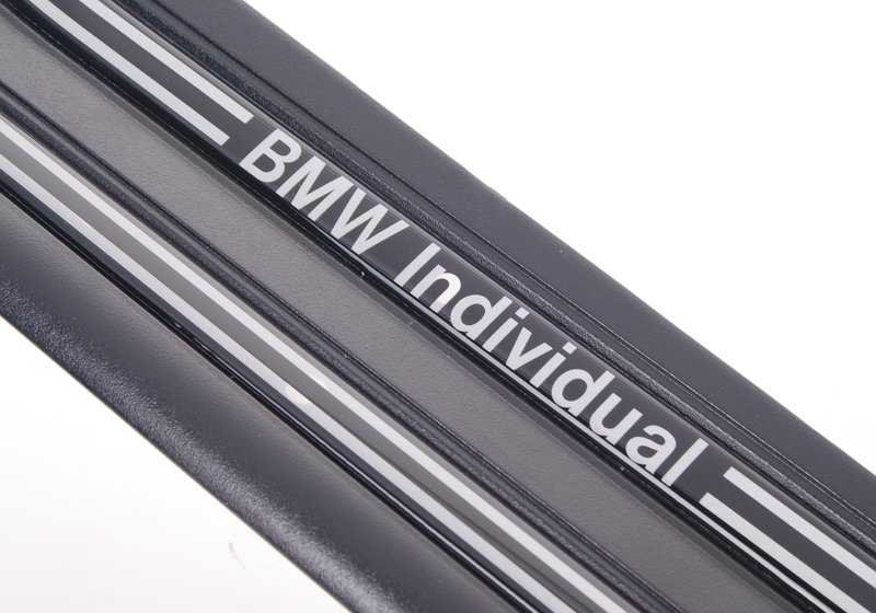 Embellecedor trasero izquierdo OEM 51477893997 para BMW E46 316i. Compatible con versiones con cambio manual y automático. Original BMW.