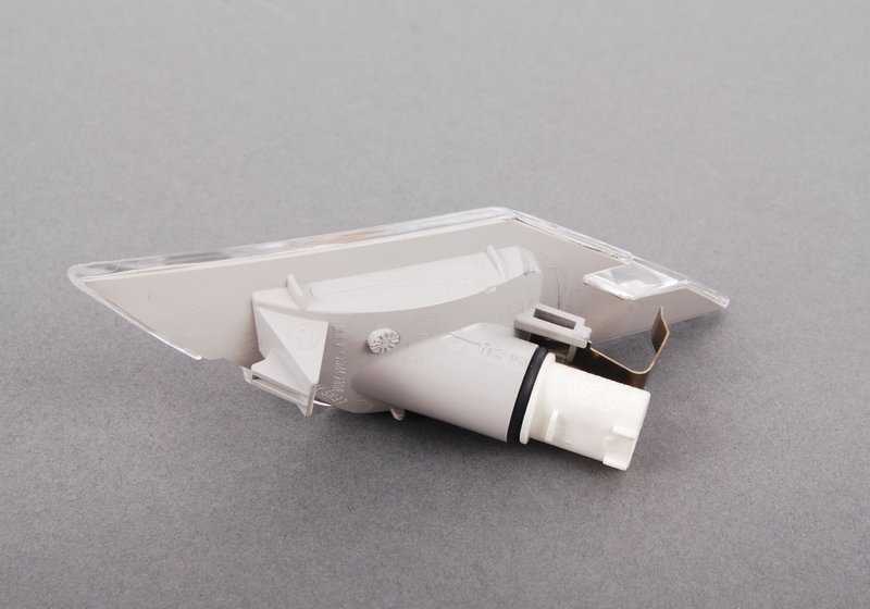 Luz intermitente adicional blanca derecha para BMW E63, E63N, E64, E64N (OEM 63137165810). Original BMW.