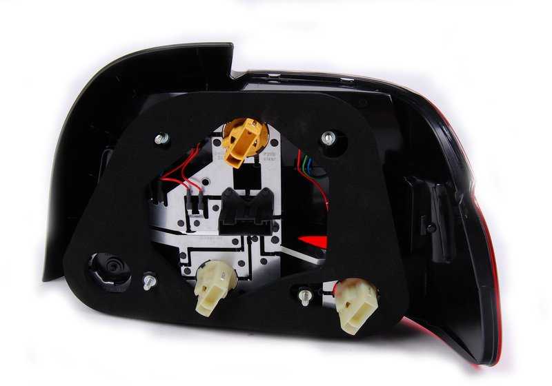 Piloto trasero izquierdo con intermitente blanco OEM 63216902529 para BMW Serie 5 E39. Original BMW.