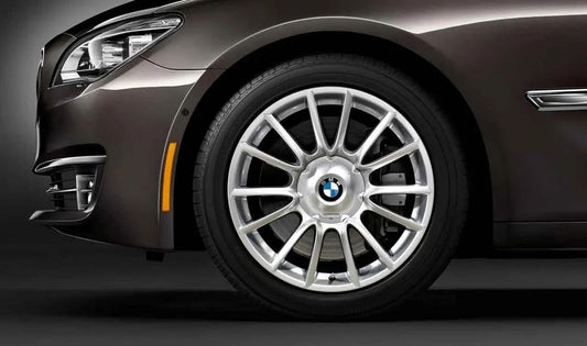 Ruota posteriore in alluminio raggi a V 228 OEM 36118037352 per BMW E90, E91, E92, E93... e altro ancora. BMW originale.