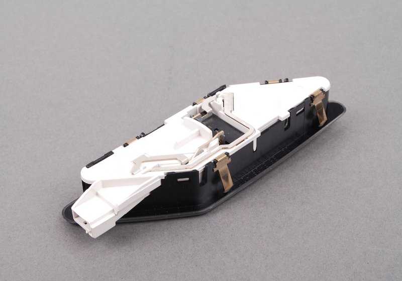 Luz de lectura interior trasera derecha OEM 63318376864 para BMW E36. Original BMW