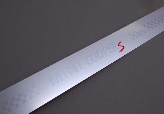 Embellecedor entrada puerta derecha OEM 51477406650 para MINI R55 Cooper S {todos los modelos compatibles}. Pieza original MINI.