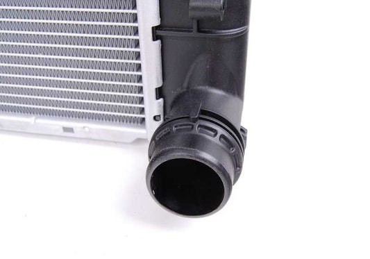 Radiador de refrigerante OEM 17113415693 para BMW E83 (X3). Recambio original BMW.