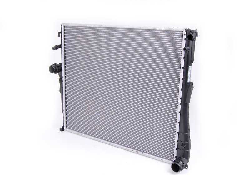 Radiador de refrigerante OEM 17113415693 para BMW E83 (X3). Recambio original BMW.