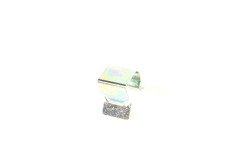 Clip de sujeción OEM 64226921596 para BMW E60, E61, E63, E64. Pieza original BMW para sistema de climatización y conductos de aire.