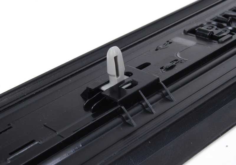 Embellecedor original entrada puerta izquierda OEM 51478045297 para BMW E88 (Serie 1 Cabrio). Original BMW.
