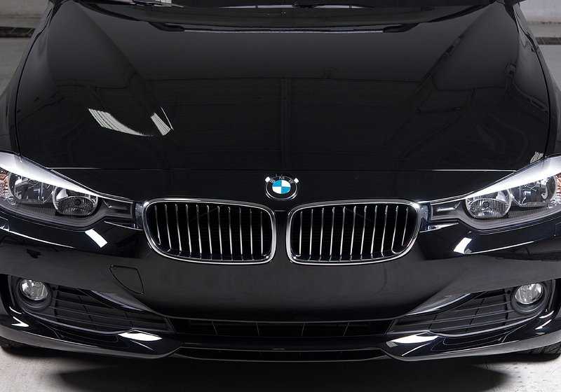 Rejilla decorativa OEM 51137263481 para BMW Serie 3 F30, F31, F35. Original BMW.