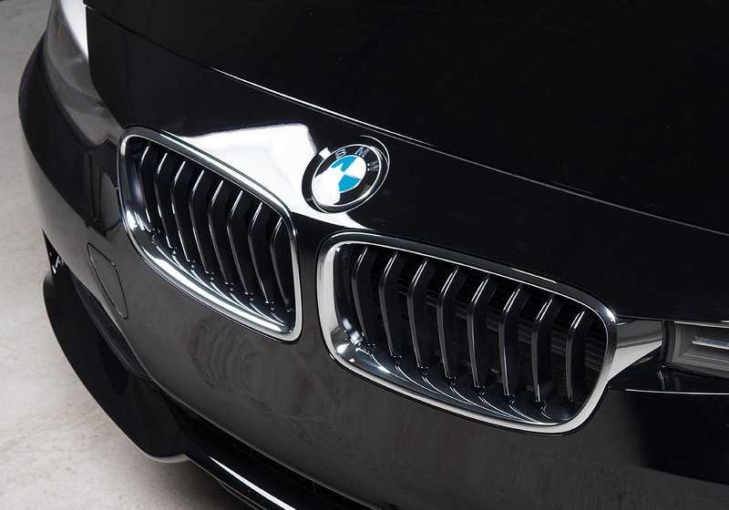 Rejilla decorativa delantera izquierda Sport Line OEM 51137260497 para BMW Serie 3 F30, F31, F30 LCI, F31 LCI. Original BMW.