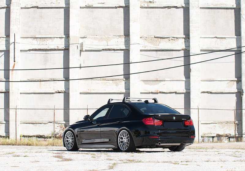 Faldón lateral derecho imprimado OEM 51778056580 para BMW F30, F31 (todos los modelos: 316d con motores N47T y B47K, cambio manual y automático, tracción trasera, de 2012 a 2018). Original BMW.