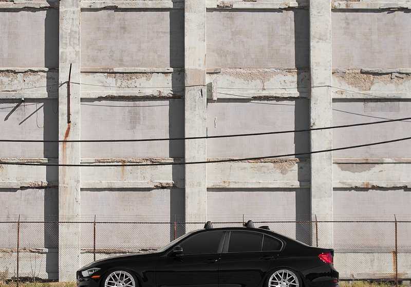 Faldón lateral derecho imprimado OEM 51778056580 para BMW F30, F31 (todos los modelos: 316d con motores N47T y B47K, cambio manual y automático, tracción trasera, de 2012 a 2018). Original BMW.