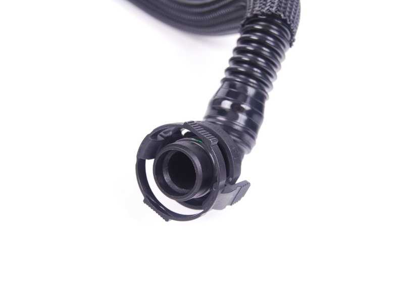 Tubo de ventilación motor OEM 11157575640 para BMW F07, F10, F11, F12, F13, F01, F02, F04, E70, E71, E72. Compatible con motores N63. Original BMW.