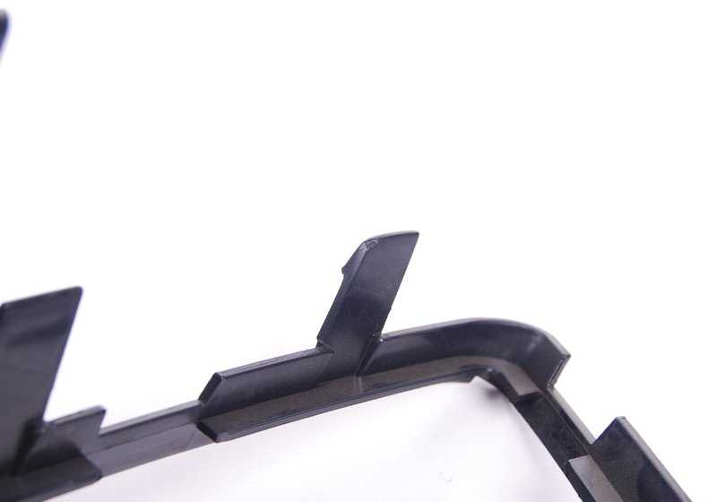 Soporte izquierdo faro antiniebla OEM 51118048773 para BMW E92 y E93 (335i y 335i xDrive). Original BMW.