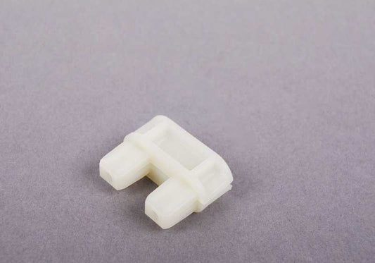 Clip doble fijación OEM 51417211653 para BMW E90, E91. Pieza original para sujetar la moldura interior de la puerta delantera. Compatible con versiones 316d y 316i. Recambio original BMW.