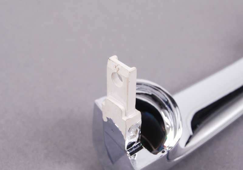 Maneta exterior cromada derecha OEM 51217002270 para BMW E46. Recambio original BMW.