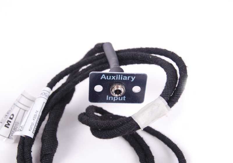 Jack Entrée auxiliaire 3,5 mm pour BMW E46, E39, E53. OEM 65120153503. Il permet aux lecteurs MP3, CD ou externes d'être connectés à partir du compartiment à gants. BMW d'origine.
