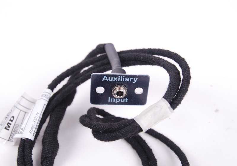 Jack Entrée auxiliaire 3,5 mm pour BMW E46, E39, E53. OEM 65120153503. Il permet aux lecteurs MP3, CD ou externes d'être connectés à partir du compartiment à gants. BMW d'origine.