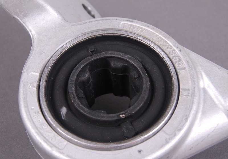 Soporte de brazo de suspensión con silentblock izquierdo OEM 31122229623 para BMW E46. Original BMW.
