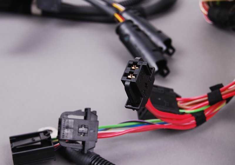 Cableado del módulo de motor y transmisión OEM 12517835524 para BMW E46. Original BMW.