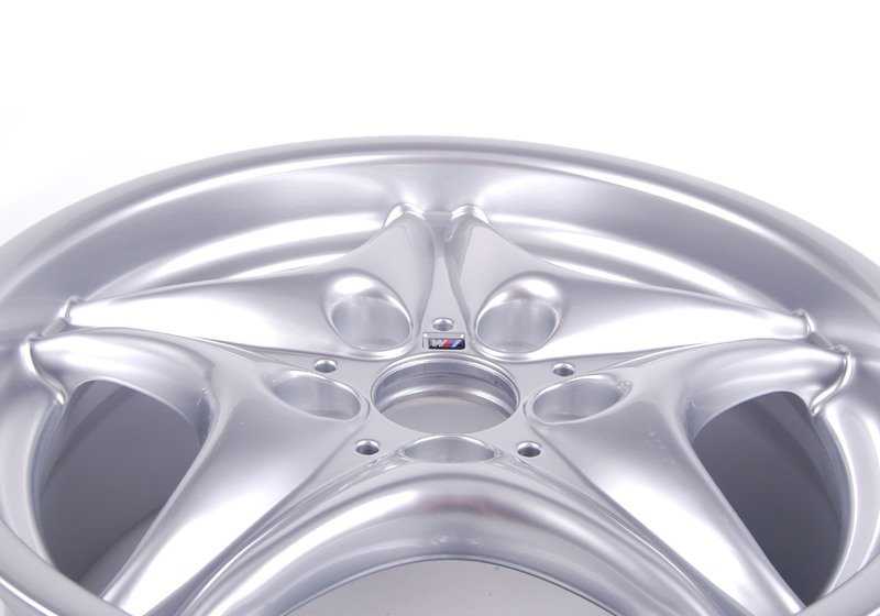 Llanta de aleación original BMW M Roadstar Classic Styling 40 17" para BMW E36, Z3. OEM 36112228050. Diseño deportivo en plata. Compatible con sensores RDC. Original BMW.