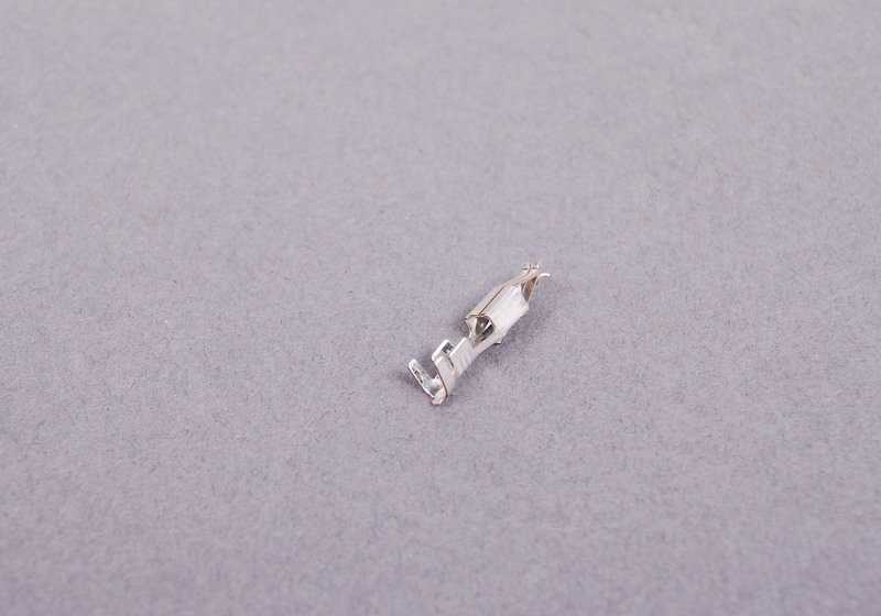 Conector eléctrico OEM 61131357705 para BMW E21, E30, E36, E12, E28, E24, E23. Pieza original BMW. Ideal para conexiones eléctricas seguras y fiables en múltiples modelos clásicos de BMW.