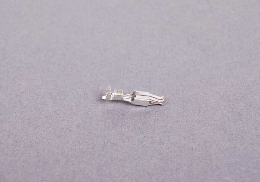 Electric connector OEM 61131357705 for BMW E21, E30, E36, E12, E28, E24, E23. Original BMW piece. Ideal for safe and reliable electrical connections in multiple classic BMW models.