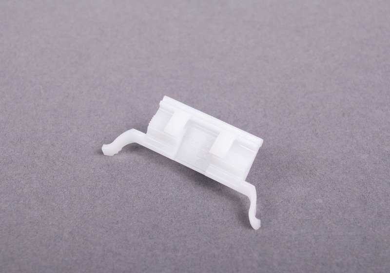 Clip sujeción moldura OEM 51317113199 para MINI R50, R53. Compatible con versiones One y Cooper. Pieza original MINI.