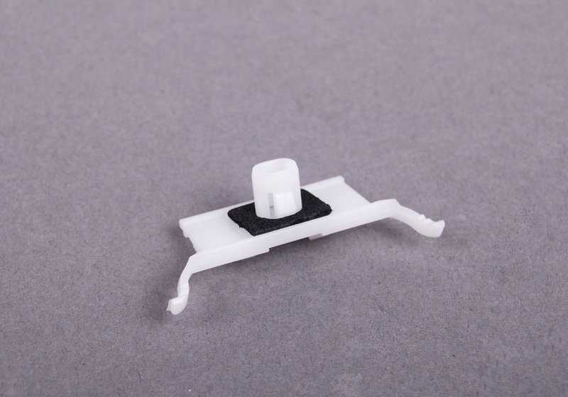 Clip sujeción moldura OEM 51317113199 para MINI R50, R53. Compatible con versiones One y Cooper. Pieza original MINI.