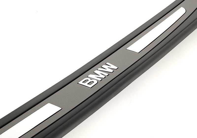 Embellis d'entrée avant droit pour BMW E65, E66 (OEM 51477051872). BMW d'origine