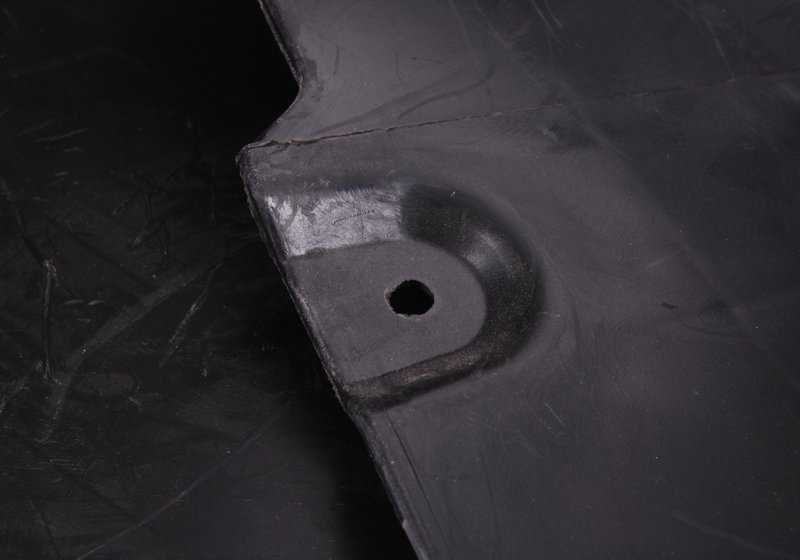 Cubierta paso de rueda delantera izquierda OEM 51717136679 para BMW E65 y E66. Recambio original BMW.