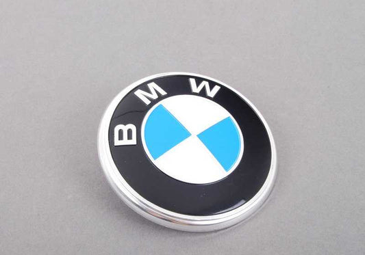 Emblema delantero OEM 51145081747 para BMW E70, E71, E72, F15, F16, F85, G05, G06, G07. Recambio original BMW. Ideal para sustituir logotipo dañado o desgastado en el capó.
