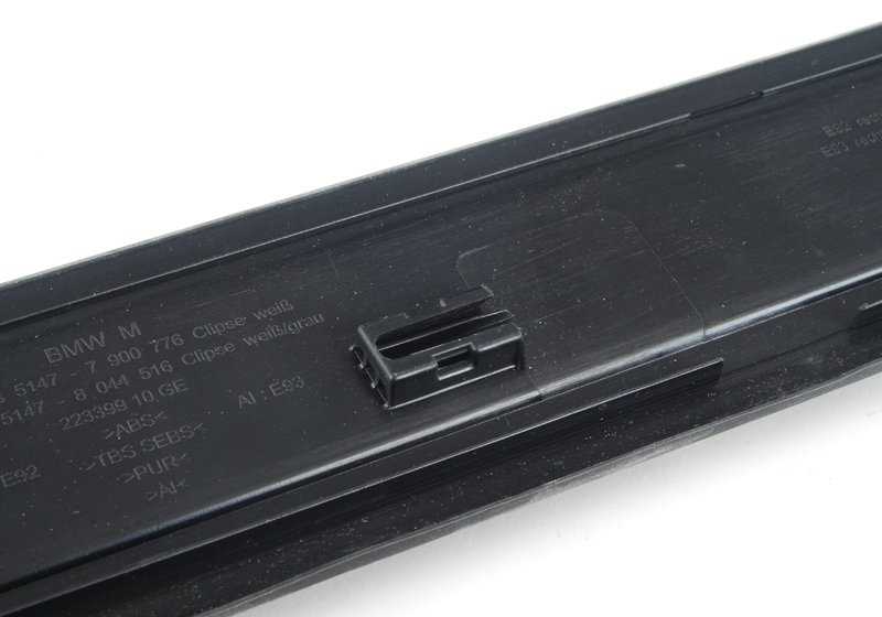 Embellecedor entrada derecha OEM 51478046480 para BMW E92, E92N, E93, E93N. Original BMW.