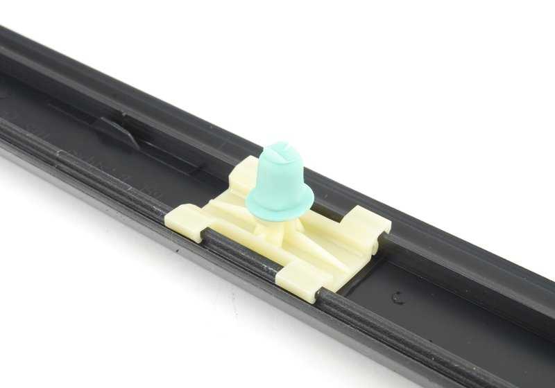 Moldura lateral puerta trasera derecha OEM 51138159298 para BMW E39. Color negro. Original BMW.