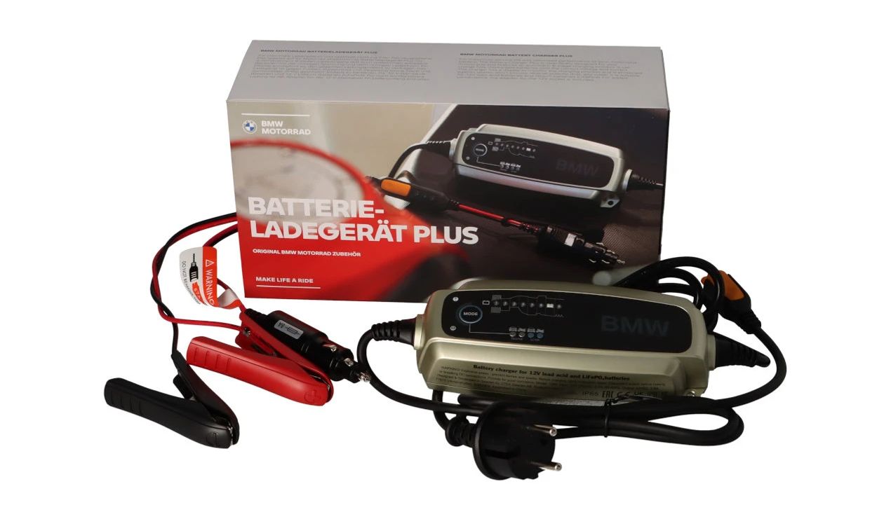 Plus le chargeur de batterie ECE OEM 77025B5B630 pour BMW Motorrad (tous les modèles compatibles). BMW original Motorrad.