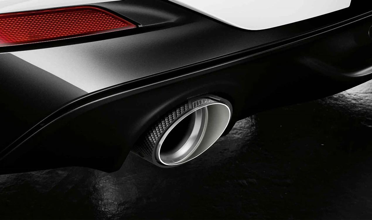 Colas de escape M Performance en titanio y carbono OEM 18302467290 para BMW F40 (M135i xDrive) y F39 (X2 M35i). Mejora estética deportiva. Original BMW.